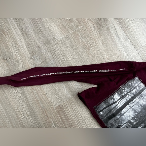 Taylor Swift Women’s In the Trees Burgundy Crop Tee Long Sleeves - Size Medium - Picture 4 of 7